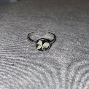 Adjustable ring with real flower petal